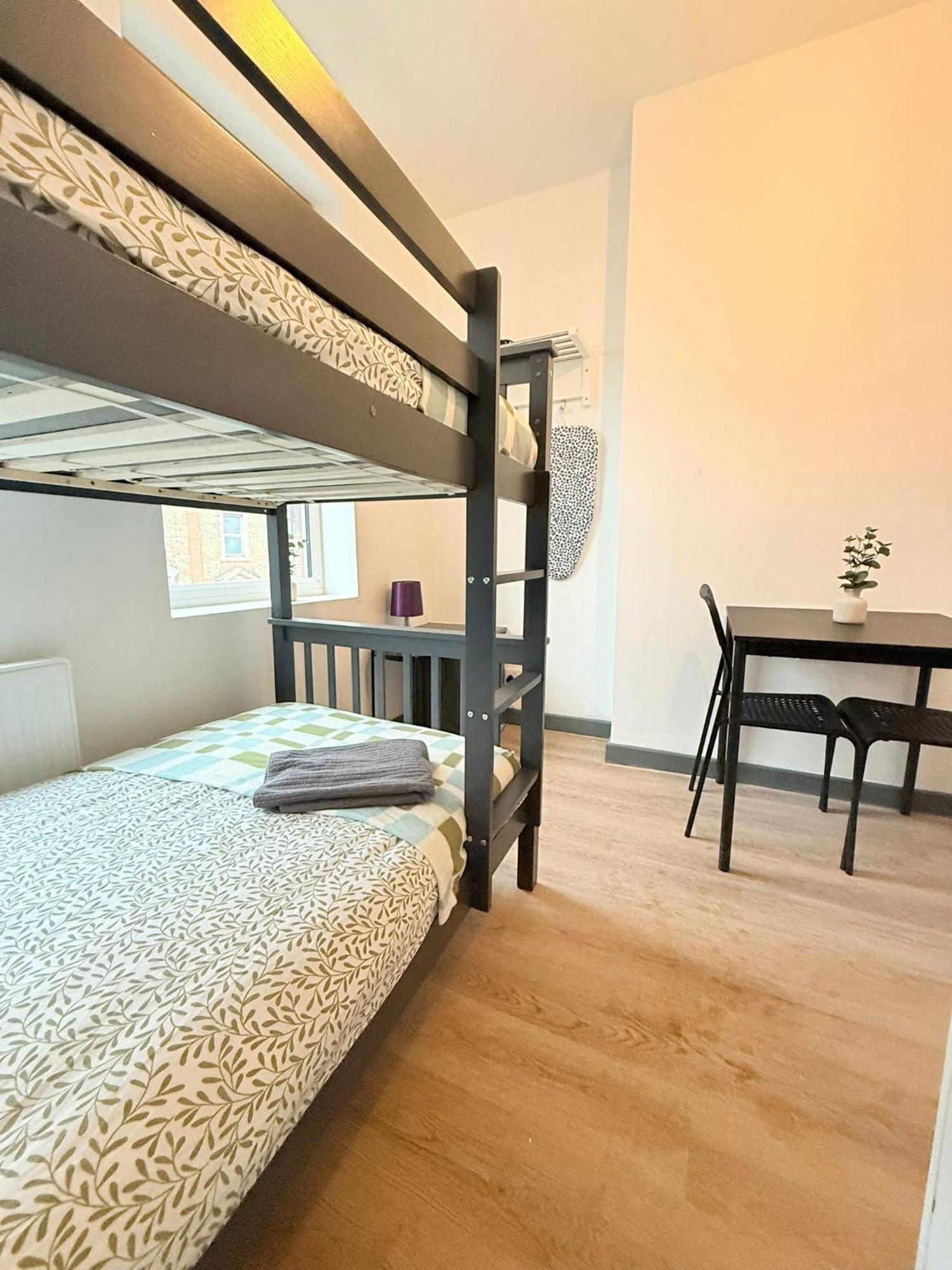 Gasthof Cozy Guest Two Bedroom Flat London